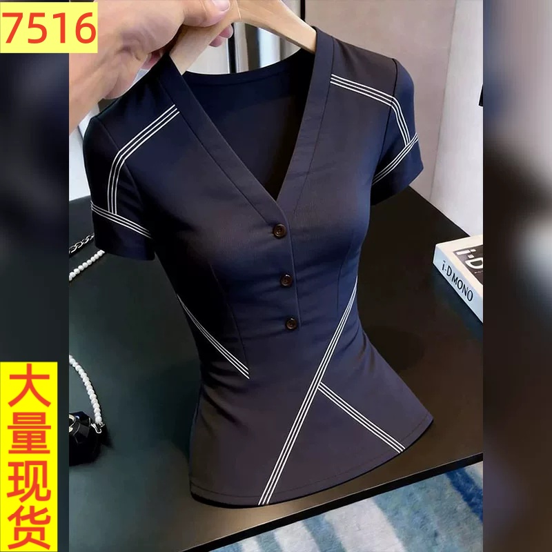 레트로 배색 명시적 스티치 V넥 반팔 티셔츠 여성 여름 몸매 가꾸기 디자인 센스 작은 대중 고급 센스 품격 쇼트 스타일 맨위
