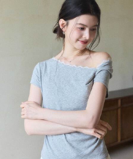 원본 품질 불규칙 비스듬한 어깨 레이스 조각 출퇴근 반팔 티셔츠 여성 2026 새로운 품격 몸매 가꾸기 맨위