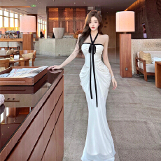 批发实拍 法式纯欲风女神<b class='q'>礼服</b>黑白拼色挂脖蝴蝶结收腰蕾丝飘带连衣裙