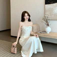 批发实拍 度假风法式纯欲露肩吊带A字醋酸缎面长裙羽毛亮片收腰连衣裙