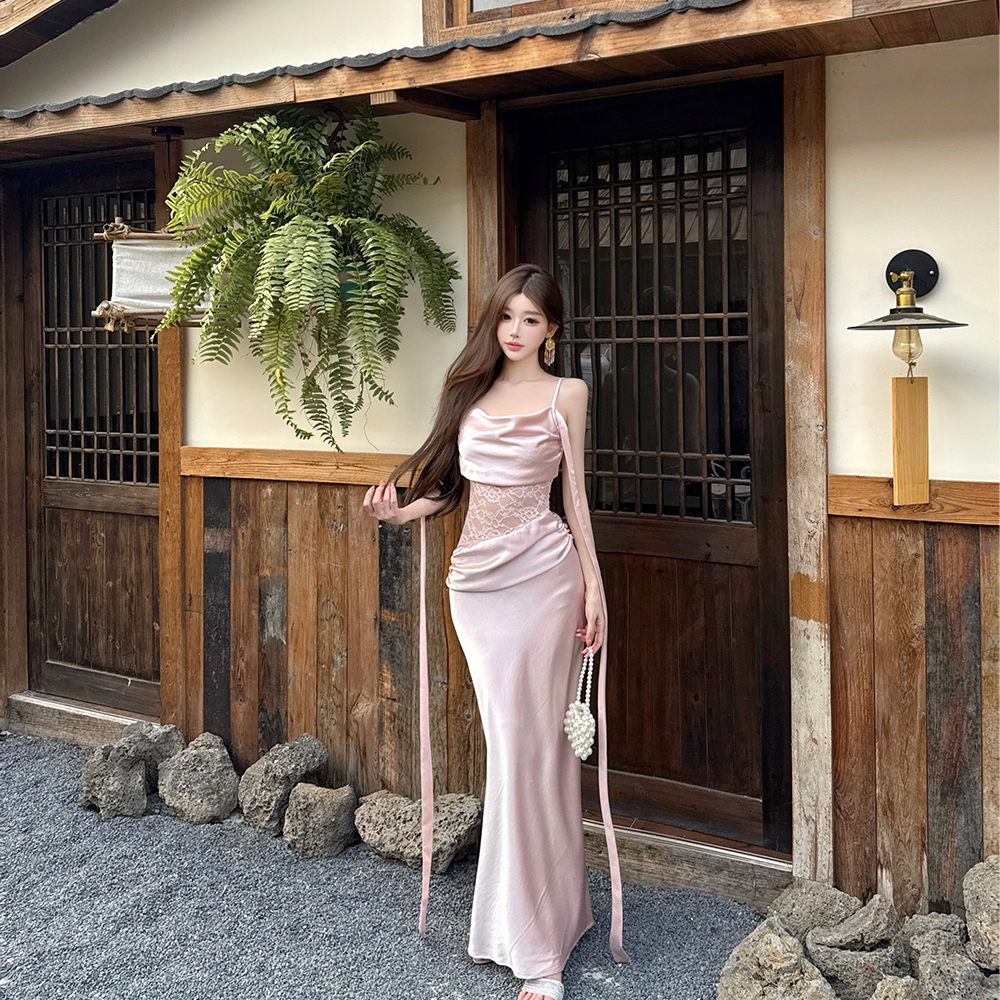 실사 2026 년 새로운 펌프 Pleat 디자인 센스 작은 대중 슬림해 보이는 새틴 롱 스커트 흔들다 칼라 레이스 조각 슬립 드레스