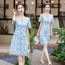 批发实拍蕾丝花边<b class='q'>连衣裙</b><b class='q'>女</b>装2025夏季新款气质修身显瘦刺绣方领裙子