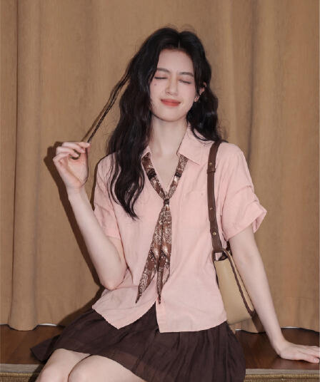 핑크색 V넥 반팔 여성 셔츠 여름 2026 새로운 품격 자이언트 잘 생긴 스카프 넥타이 셔츠 고유 한 맨위