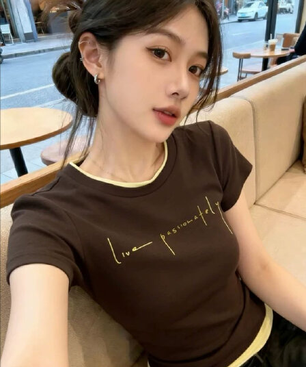 품격 레트로 커피 색상 페이크 레이어드 반팔 티셔츠 2026 여름 새로운 디자인 센스 긍정적 인 어깨 몸매 가꾸기 슬림해 보이는 맨위