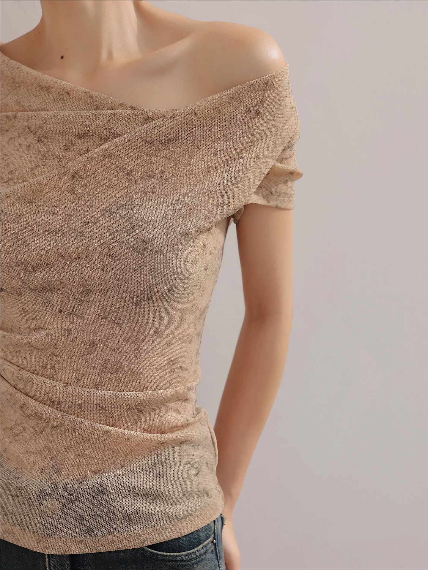 헤일로 염색 프린트 부드러운 바람 비스듬한 어깨 십자가 망사 수신 Pleat 품격 반팔 맨위