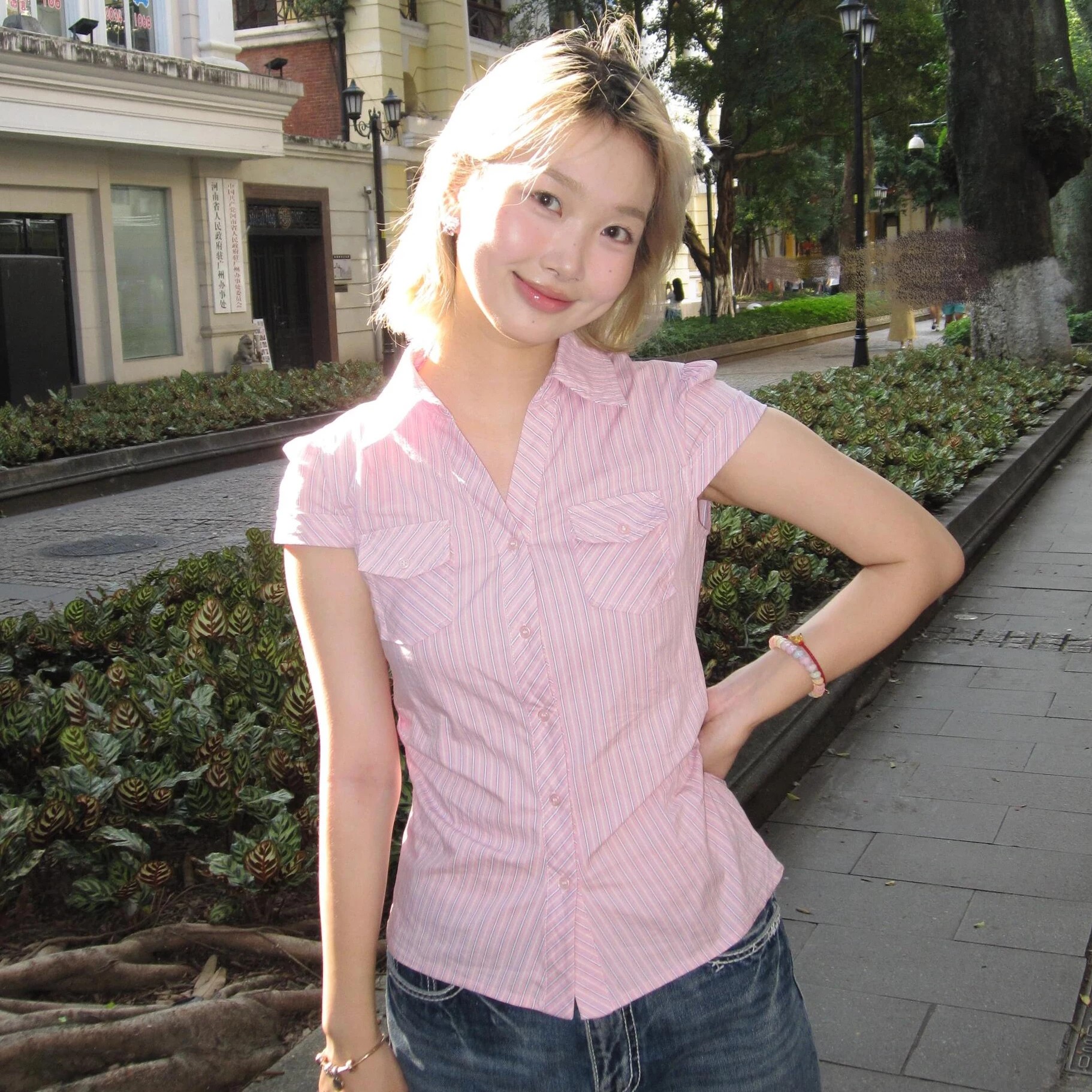 여름 자이언트 잘 생긴 학원 스타일 핑크색 스트라이프 반팔 여성 셔츠 2026 새로운 디자인 센스 몸매 가꾸기 슬림해 보이는 셔츠