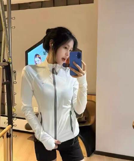 화이트 야외 자외선 차단 의류 여성 여름 새로운 얇고 가벼운 통기성 자외선 차단 복 몸매 가꾸기 스탠드 칼라 운동 바람 얇은 스타일 재킷