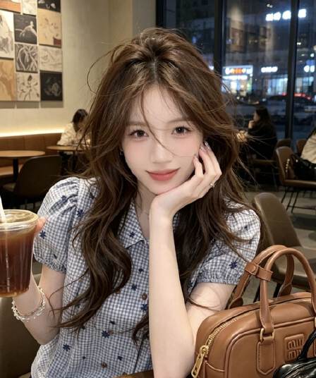 파란색 체크무늬 베이비 칼라 셔츠 초여름 2026 새로운 자수 이중 버튼 인형 셔츠 작은 키 달콤함 맨위