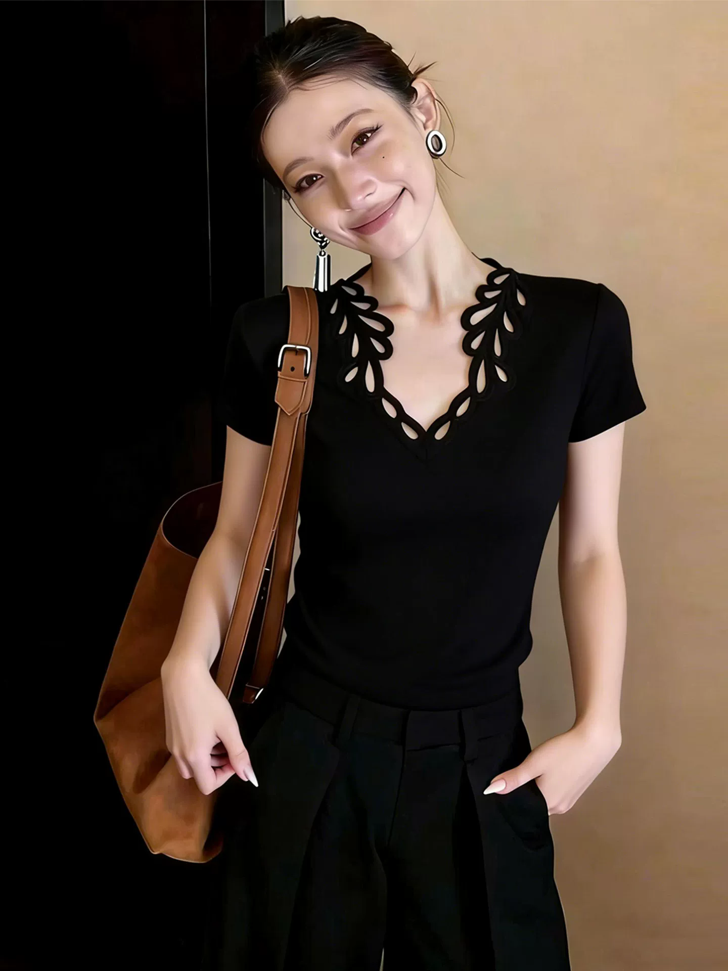 rouje damas 검정색 홀로우 아웃 V넥 몸매 가꾸기 만나는 인사이드 가져 가라. 반팔 티셔츠 여성 봄 빛 요리 한 로얄 자매 바람 맨위