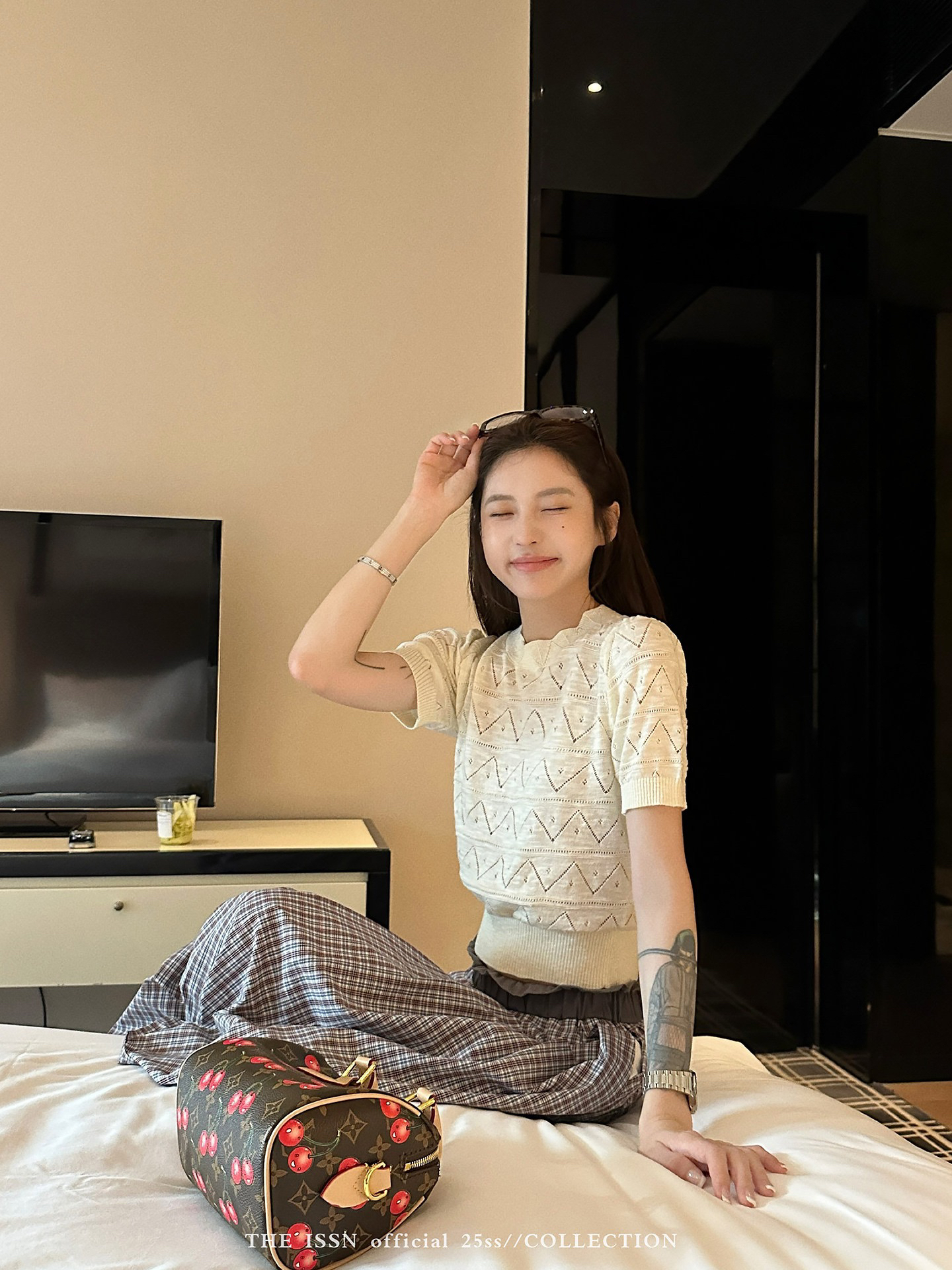 라운드 넥 홀로우 아웃 스트랩 반팔 니트 스웨터 여성 여름 한 부서 루즈핏 슬림해 보이는 쇼트 스타일 허리 수축 티셔츠 맨위
