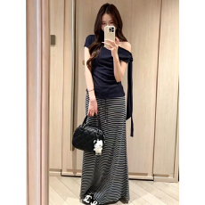 批发26夏季新款设计感露肩飘带一字领短袖上衣高腰<b class='q'>条纹</b>包臀裙<b class='q'>套装</b>女
