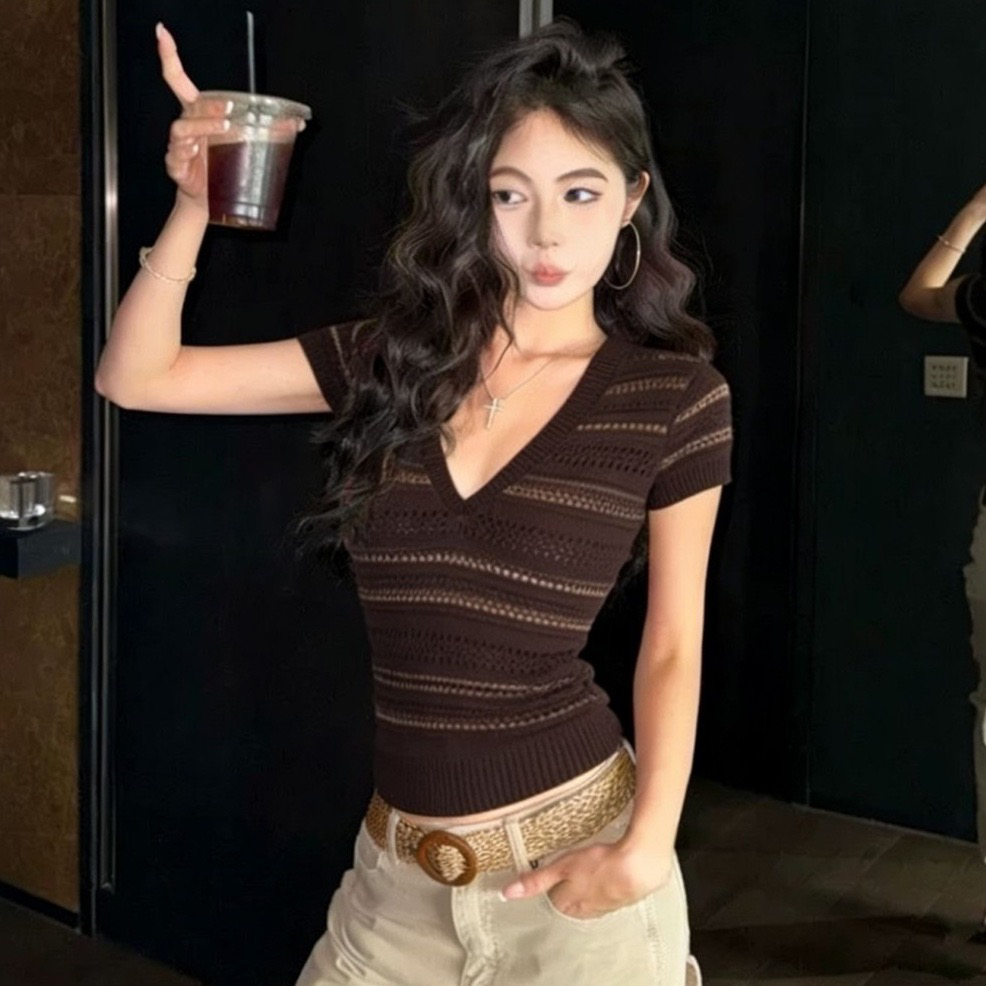 한 부서 분위기 센스 커피 색상 스트라이프 깊은 V 넥 반팔 니트 기본 셔츠 여성 여름 새로운 고유 한 다용도 맨위