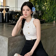 批发上衣女装2026年夏季新款收腰显瘦小香风设计感单排扣露腰百搭背心