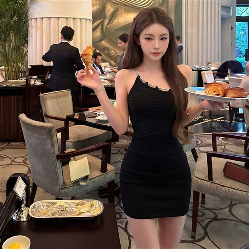 프랑스식 훈련 사슬 비스듬한 어깨 여성 드레스 여름 몸매 가꾸기 슬림해 보이는 주름 타이트 스커트 핫걸 섹시함 오프숄더 짧은 치마
