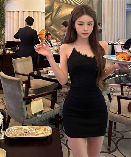 프랑스식 훈련 사슬 비스듬한 어깨 여성 드레스 여름 몸매 가꾸기 슬림해 보이는 주름 타이트 스커트 핫걸 섹시함 오프숄더 짧은 치마