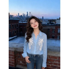 批发高级感浅蓝色花卉<b class='q'>刺绣</b>拼接翻领排扣上衣女气质宽松显瘦通勤<b class='q'>衬衫</b>