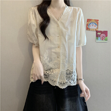批发法式高级感蕾丝刺绣V领<b class='q'>短袖</b><b class='q'>衬衫</b><b class='q'>女</b>夏季大码胖mm遮肚子灯笼袖上衣