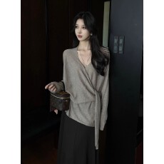 批发燕麦色交叉v领正肩长袖针织衫女秋冬不规则绑带打底<b class='q'>毛衣</b>内搭上衣