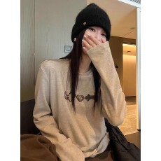 批发巨好看杏色卡通圆领刺绣长袖<b class='q'>t</b><b class='q'>恤</b><b class='q'>女</b>秋冬季设计感独特内搭打底上衣