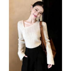 批发春<b class='q'>秋</b>设计感小众斜v领白色毛衣针织衫女内搭独特别致绝美长袖上衣