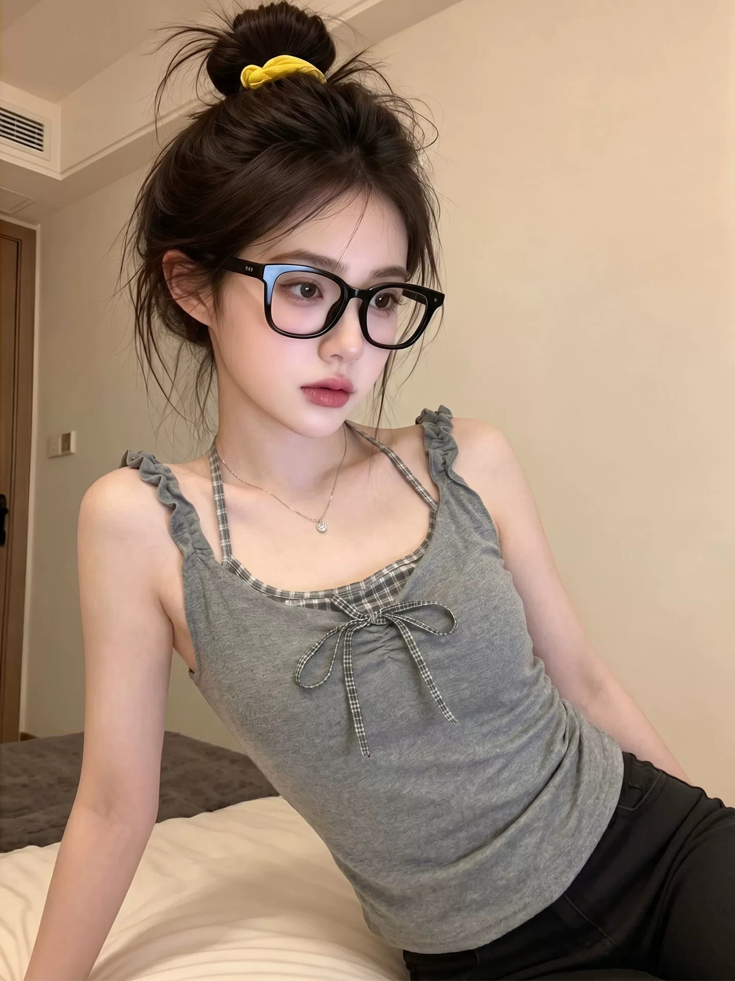회색 프릴 페이크 레이어드 체크무늬 캐미솔 인사이드 가져 가라. 2026 새로운 고유 한 아름다운 초여름 작은 맨위