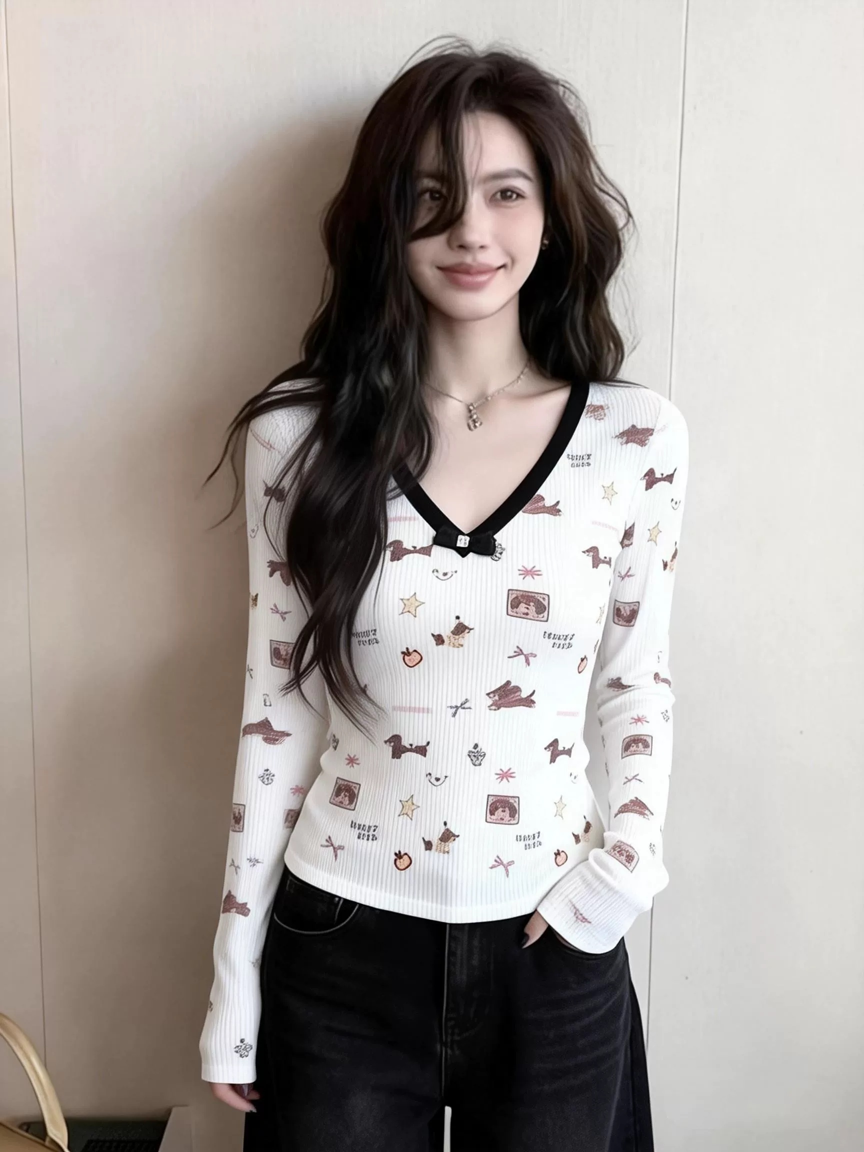 프랑스식 고급 센스 긍정적 인 어깨 꽃무늬 V넥 긴팔 티셔츠 여성 봄 순수한 욕망 핫걸 바람 섹시함 인사이드 가져 가라. 쇼트 스타일 맨위