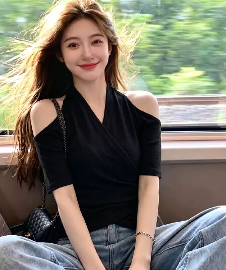 작은 대중 디자인 센스 품격 홀로우 아웃 오프숄더 섹시함 바람 다용도 작은 셔츠 2026 여름 패션 캐주얼 단색 맨위
