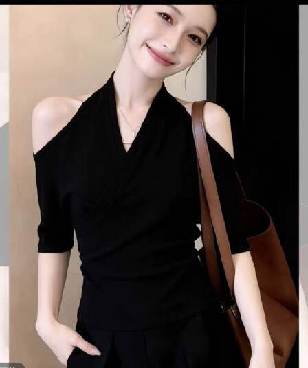 여름 작은 대중 디자인 센스 행침 목 티셔츠 품격 고유 한 아름다운 자이언트 잘 생긴 고급 슬림해 보이는 검정색 오프숄더 맨위