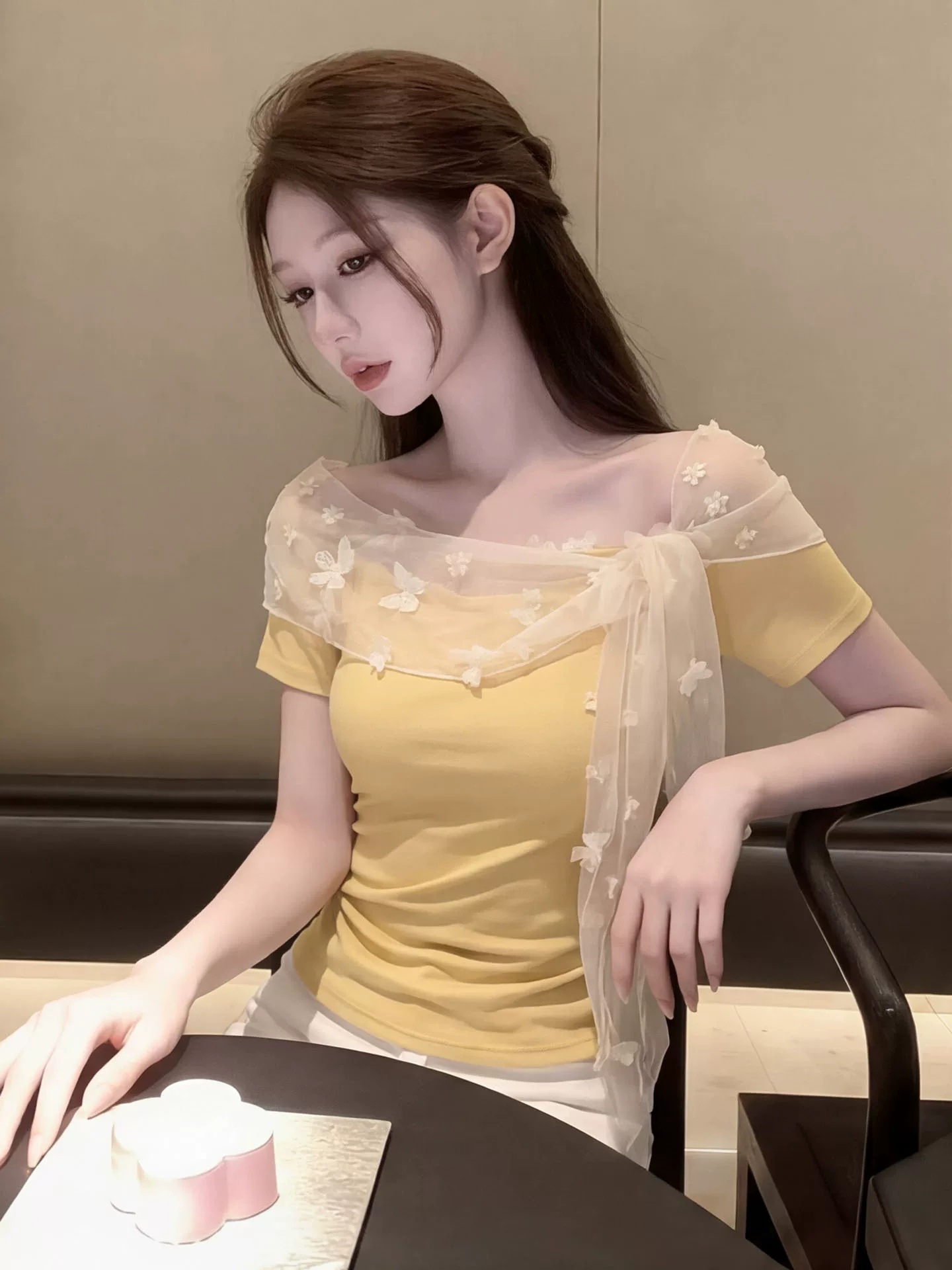 황색 오프숄더 레이스 조각 맨위 여성 여름 튀김 거리 고유 한 아름다운 자이언트 잘 생긴 ~ 중 반팔 긍정적 인 어깨 티셔츠