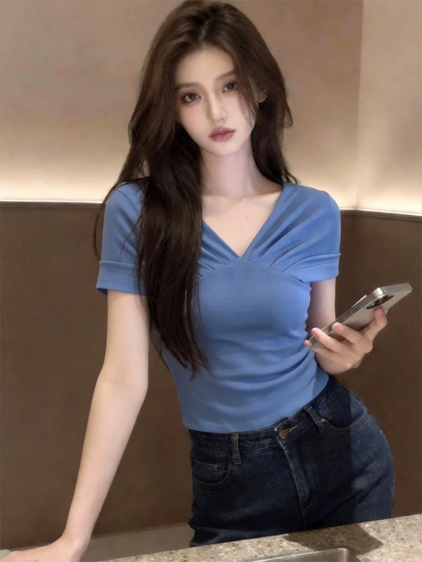 绝美气质修身v领蓝色短袖t恤女夏季设计感巨好看正肩短款上衣 服裝批發女裝批發服飾貨源