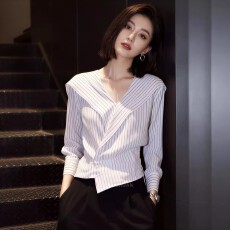 批发2026春季新款轻熟风条纹长袖衬衫女V领收腰时髦显瘦大码内搭上衣