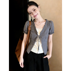 批发法式小资灰色格子v领<b class='q'>短袖</b><b class='q'>衬衫</b>女夏季外穿设计感短款两件式上衣薄