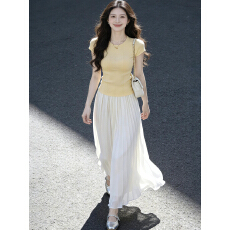 批发已到货 黄色修身<b class='q'>针织</b>短袖上衣女夏绝美穿搭一整套半身裙两件<b class='q'>套装</b>