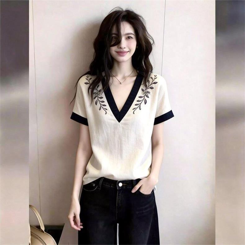 배색 V넥 반팔 맨위 여성 디자인 센스 자수 슬림해 보이는 빅 사이즈 인사이드 가져 가라. 2026 년 봄 새로운 기본 셔츠