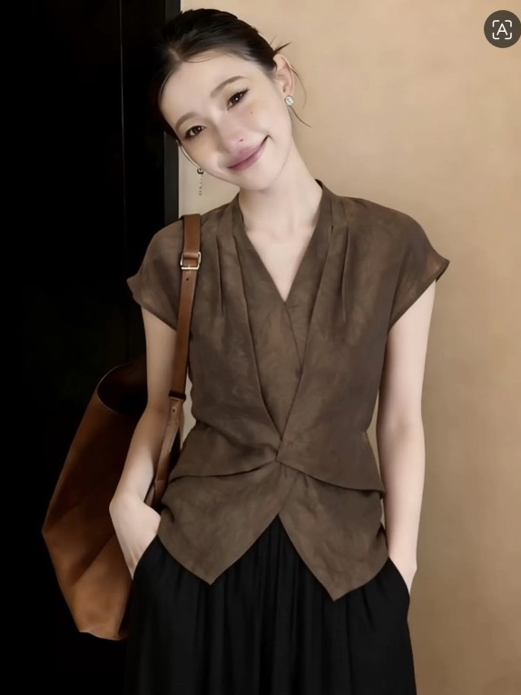 아름다움 라드. 커피 색상 V넥 긍정적 인 어깨 반팔 여성 셔츠 2026 여름 새로운 지방 mm 외국 가스 작은 셔츠 고급 센스 맨위