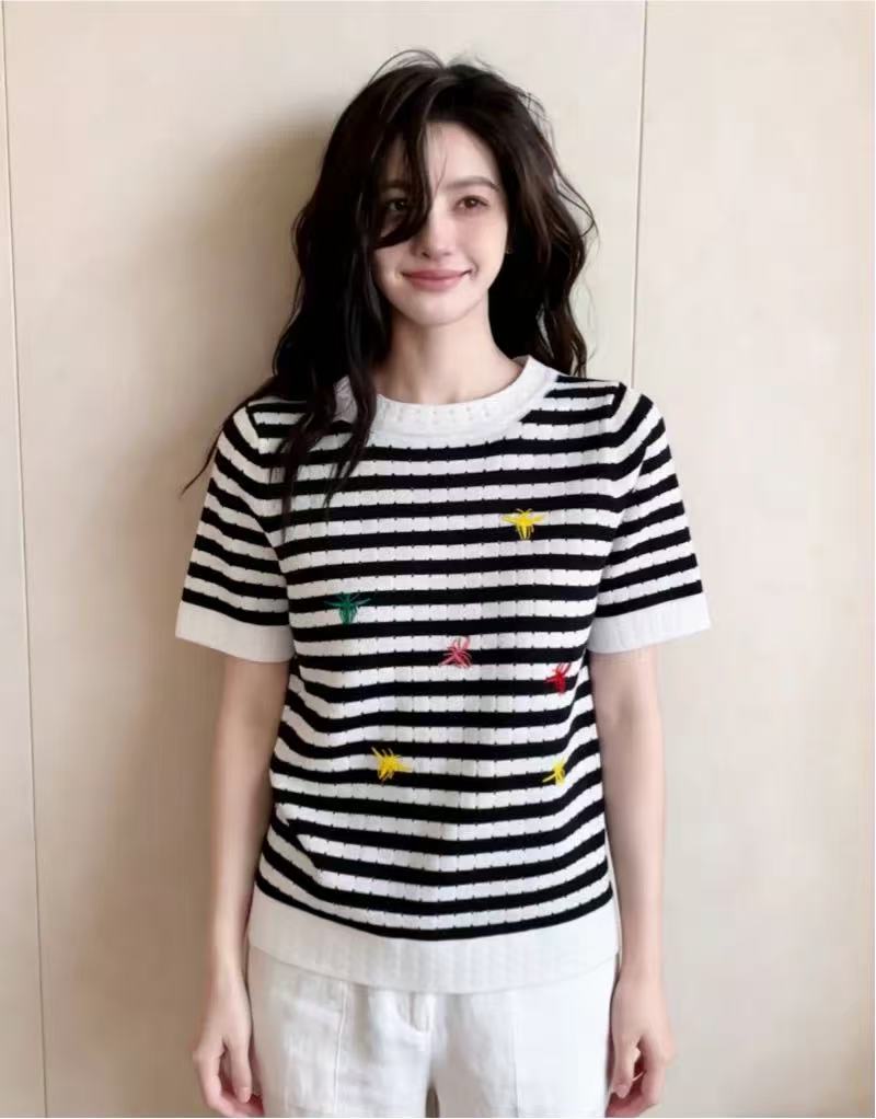 프랑스식 레트로 홀로우 아웃 반팔 니트 스웨터 여성 2026 년 여름 새로운 색상 작은 벌 자수 연령 감소 맨위