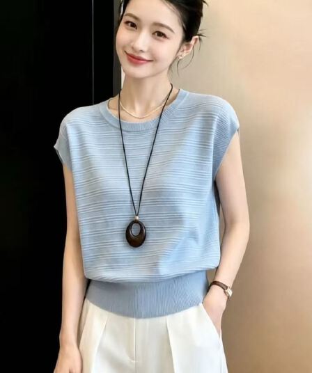 하늘색 민소매 쇼트 스타일 라운드 넥 스트라이프 티셔츠 여성 2026 여름 고급 사소한 빛 사람들 코치 착용 잡아라. 의류