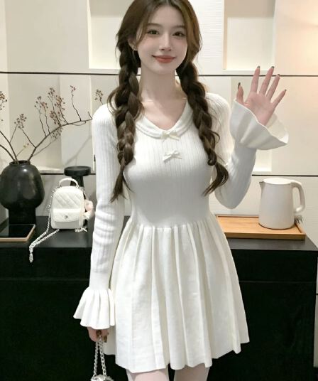 프랑스식 달콤함 화이트 니트 드레스 아이들 가을 겨울 2026 새로운 작은 키 품격 허리 수축 한 마디 미니 스커트