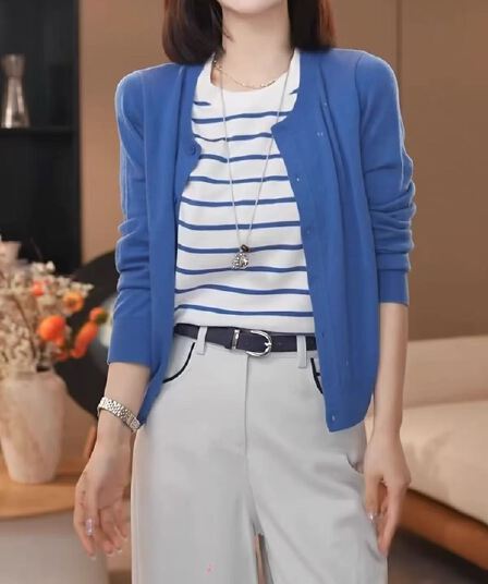 부드러운 바람 품격 배색 스트라이프 페이크 레이어드 니트 여성 2026 가을 디자인 센스 캐주얼 루즈핏 슬림해 보이는 맨위