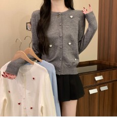 批发实拍实价冬季新款<b class='q'>学院风</b>圆领刺绣设计感小众休闲减龄百搭长袖毛衣