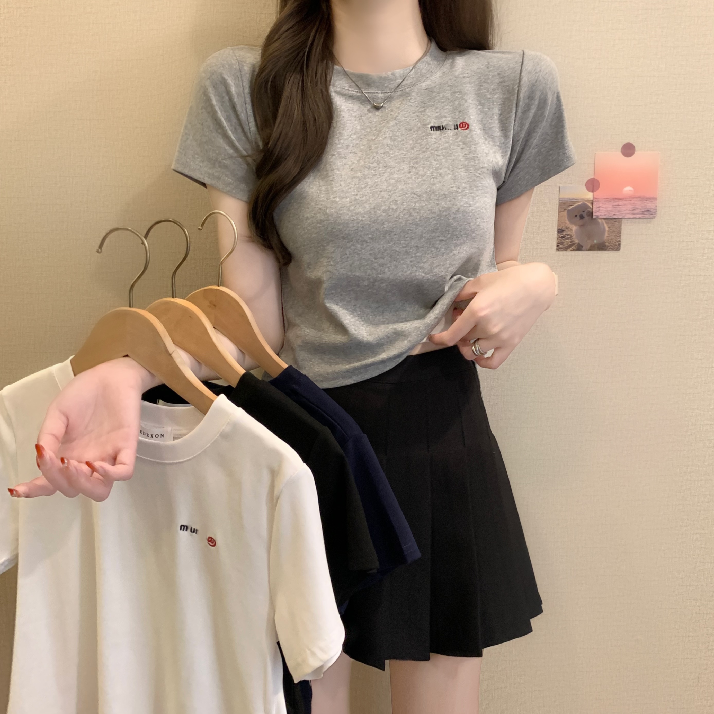 실사 정가 여름 새로운 아메리칸 자수 라운드 넥 몸매 가꾸기 긍정적 인 어깨 핫걸 쇼트 스타일 작은 키 니트 맨위