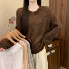 批发实拍实价冬季新款孙千同款斜肩高级感薄款早春晴朗尚之桃镂空<b class='q'>罩衫</b>