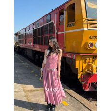 批发SUUZOUU2026早春新款度假风褶皱吊带连衣裙女收腰显瘦气质中长裙