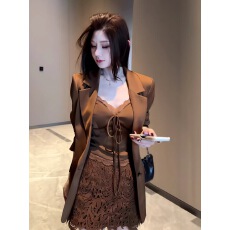 批发轻熟职业套装女秋季高智感御姐穿搭棕色翻领<b class='q'>西装</b>外套内搭<b class='q'>蕾丝</b>半裙