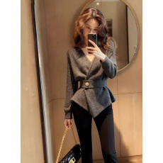 批发高级感时尚潮流设计V领绑带灰色上衣收腰显瘦2025冬季新款百搭女