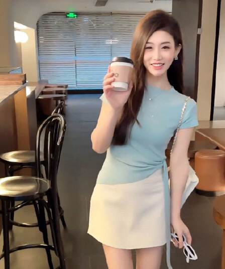 작은 대중 디자인 센스 패션 라운드 넥 긍정적 인 어깨 불규칙 스트랩 티셔츠 여성 2026 여름 허리 수축 다용도 맨위 여성