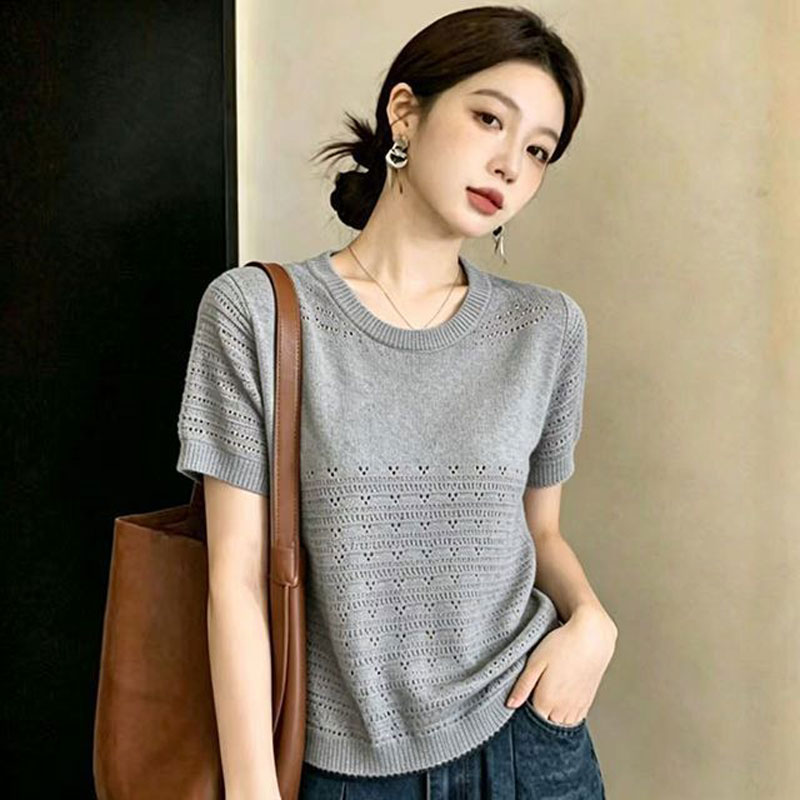 여름 패션 디자인 센스 홀로우 아웃 자수 라운드 넥 시원한 얼음 실크 니트 스웨터 표지 고기 디스플레이 슬림해 보이는 연령 감소 맨위 여성