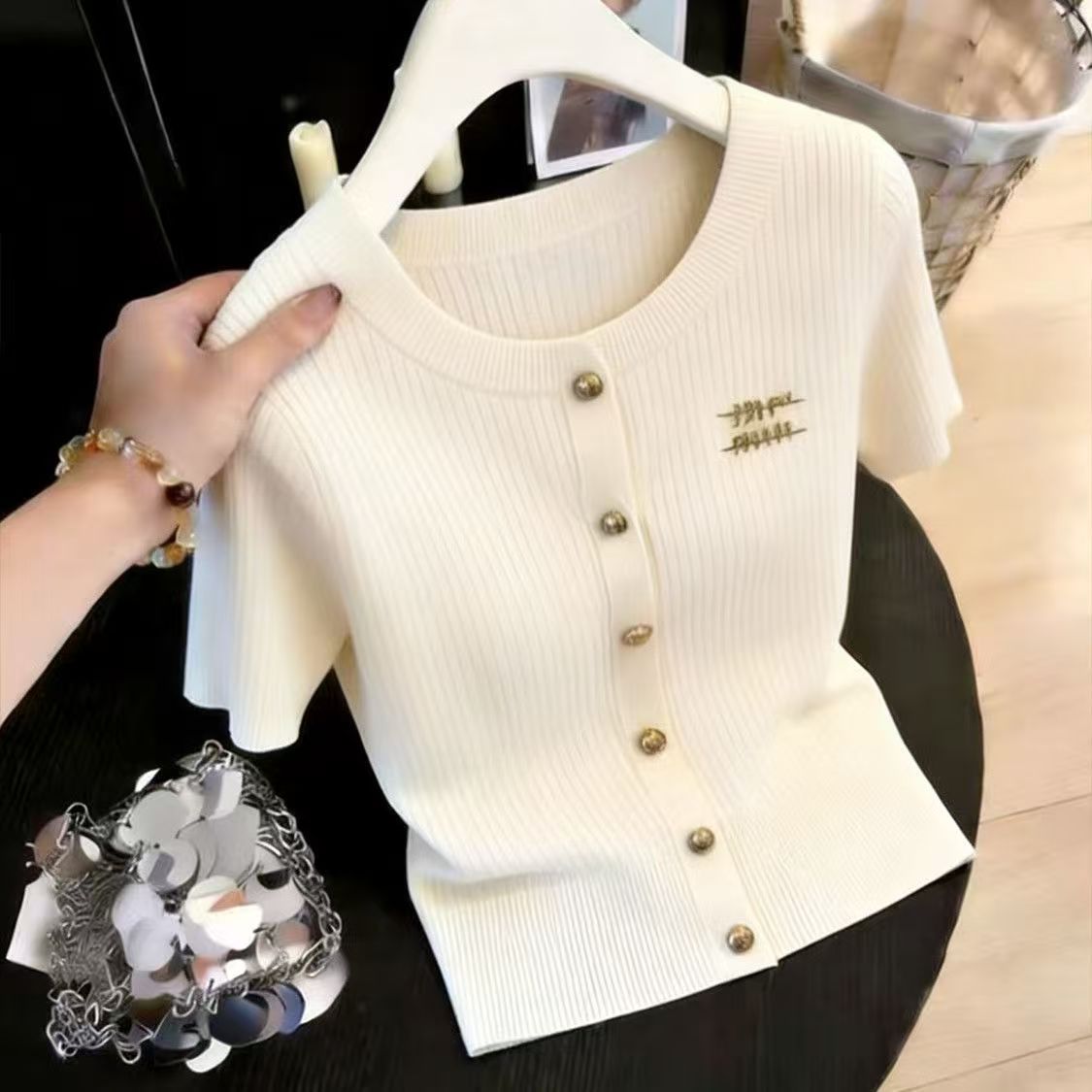 새로운 라운드 넥 니트 가짜 오픈 가디건 반팔 부드러운 품격 자수 몸매 가꾸기 골드 버클 슬림해 보이는 다용도 출퇴근 맨위