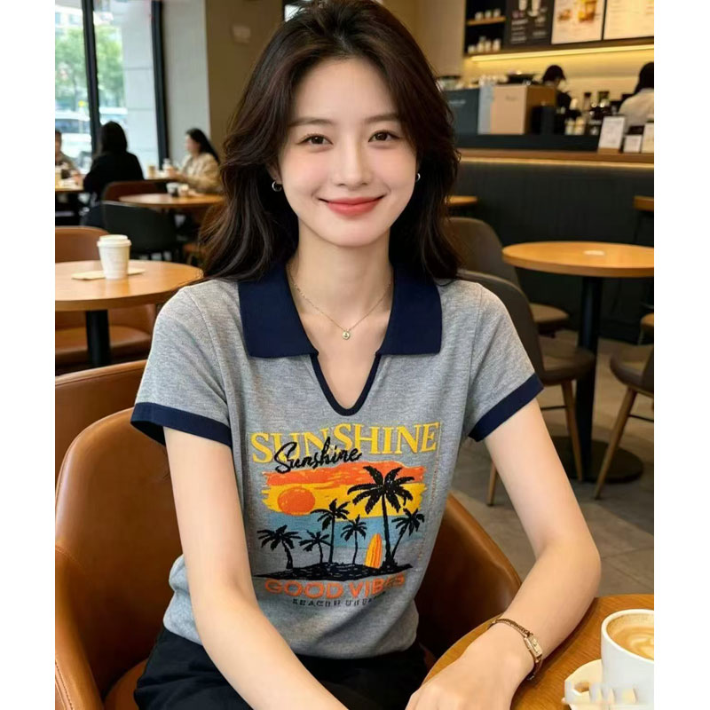 여름 새로운 패션 주간 실크 니트 다용도 한 부서 POLO 칼라 긍정적 인 어깨 반팔 티셔츠 여성 몸매 가꾸기 슬림해 보이는 맨위