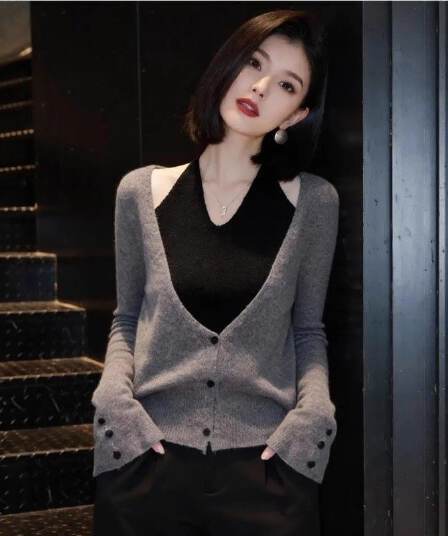 프랑스식 페이크 레이어드 V넥 행침 목 니트 스웨터 여성 봄 가을 패션 마이크로 지방 mm 슬림해 보이는 연령 감소 다용도 스웨터 맨위
